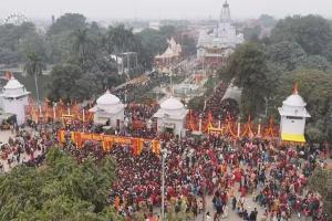 गोरखपुर: मकर संक्रांति पर 15 लाख से अधिक श्रद्धालुओं ने चढ़ाई बाबा गोरखनाथ को खिचड़ी 