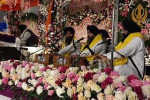 कानपुर में श्री गुरु गोविंद सिंह के प्रकाशोत्सव पर मोतीझील ग्राउंड पर लाेग छक रहे लंगर: देशी घी से तैयार किया गया हलवा