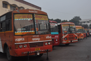 कोहरे ने थामी रफ्तारः लड़खड़ाई ट्रांसपोर्ट व्यवस्था, रेंग रेंग कर चलीं ट्रेनें, निरस्त हुए विमान, देखें Photos