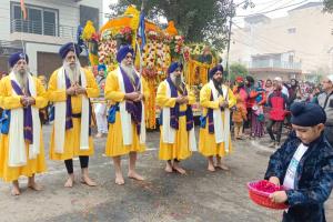 Barabanki News : गुरु गोविंद सिंह प्रकाशोत्सव पर निकला नगर कीर्तन जुलूस