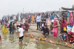 कानपुर में मकर संक्रांति पर घाटों पर उमड़ी भीड़: स्नान कर श्रद्धालु लगा रहे पुण्य की डुबकी, घाटों पर सुरक्षा के पुख्ता इंतजाम