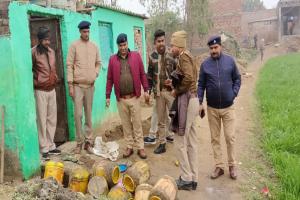 कासगंज: फतेहपुर, गऊपुरा, बेहटा के घरों में धधक रही थीं शराब की भट्टियां, आबकारी टीम का छापा