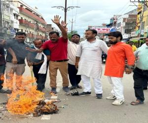 सुलतानपुर में कांग्रेसियों ने अनुराग ठाकुर का जलाया पुतला, किया प्रदर्शन