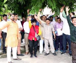Lucknow: Transfer से नाराज UP सहकारी ग्राम विकास बैंक कर्मचारियों का प्रदर्शन, प्रबंध निदेशक पर लगाए गंभीर आरोप