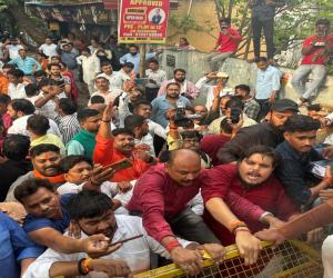 लखनऊ: Rahul Gandhi के खिलाफ प्रदर्शन करने Congress दफ्तर पहुंचे भाजपाई, लट्ठ लेकर खड़े दिखे कांग्रेसी