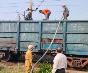 कानपुर देहात में कोयला लदी मालगाड़ी में लगी आग...दमकल ने पाया काबू