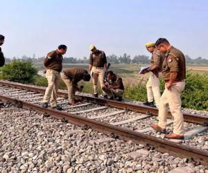 पीलीभीत: ट्रेन को डिरेल करने की साजिश! ट्रैक पर रखा मिला सरिया.. पायलट की सूझबूझ से टला हादसा, FIR दर्ज