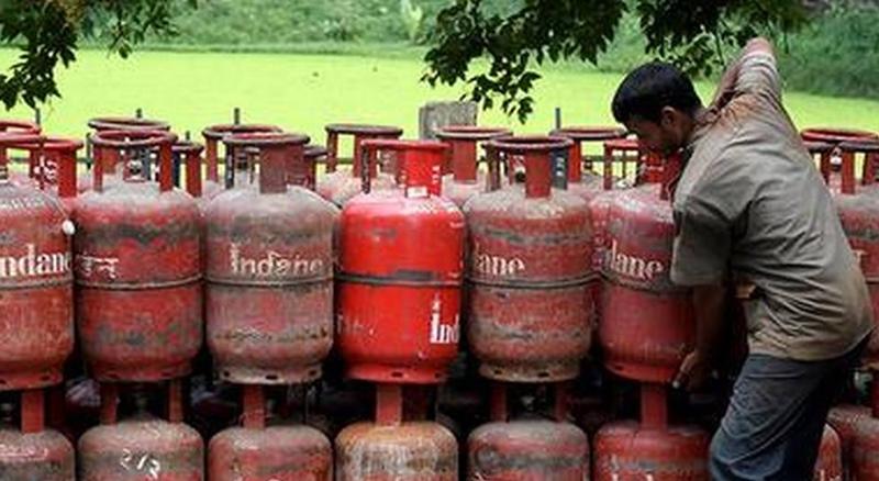 महीने की शुरुआत में ही महंगाई का झटका, LPG सिलेंडर हुआ महंगा, जानिए क्या है  कीमत - Amrit Vichar